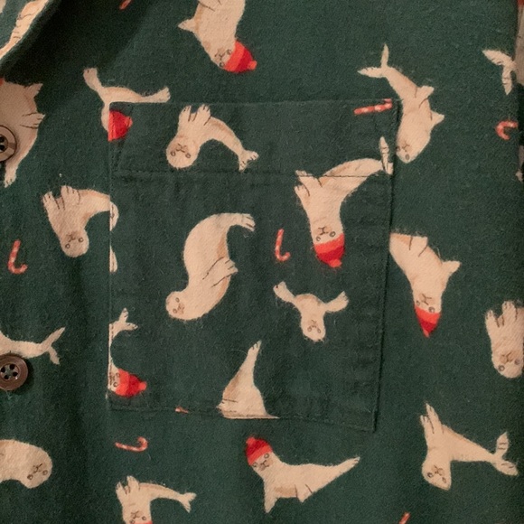 Christmas seal 🦭 pajama top long sleeved seals w hats candy canes used & cute - Picture 3 of 17